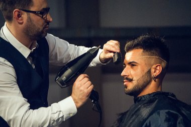 wycięcia fryzura męska